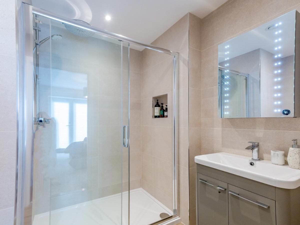 Pass The Keys Contemporary Apartment With Secure Parking Shrewsbury Buitenkant foto