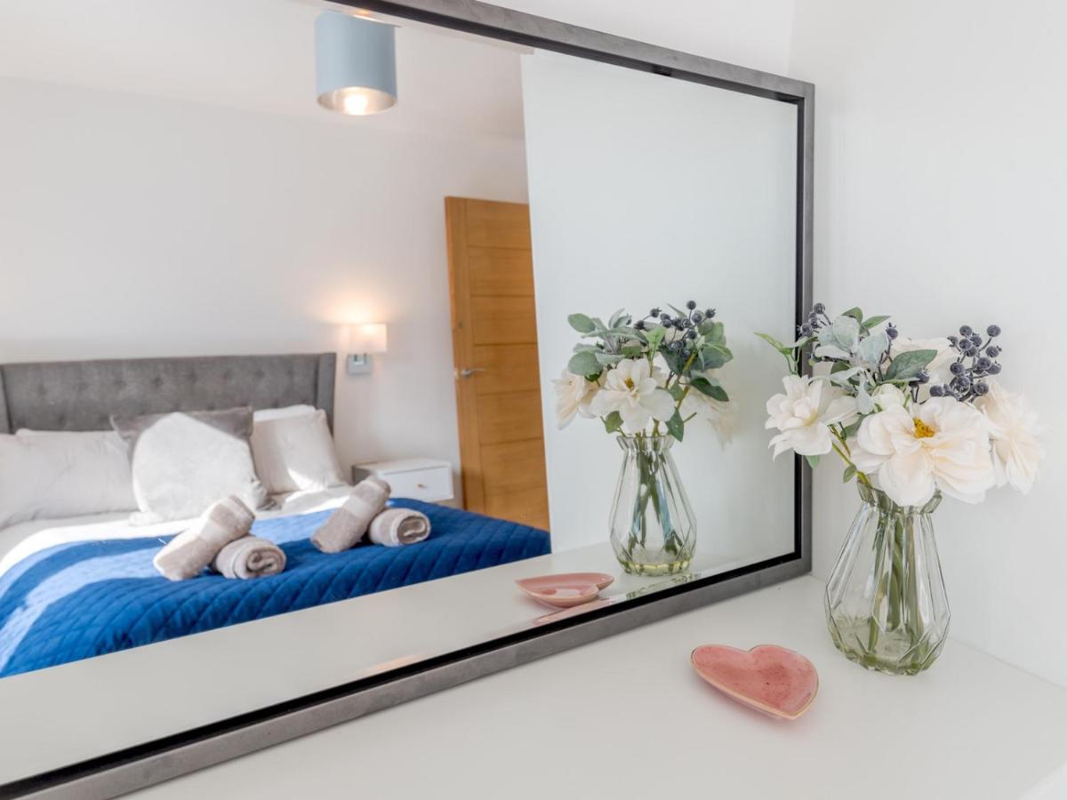 Pass The Keys Contemporary Apartment With Secure Parking Shrewsbury Buitenkant foto